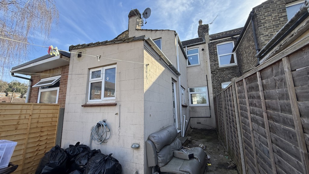Lot: 132 - HOUSE REQUIRING REDECORATION AND LIGHT REFURBISHMENT - External image of rear of property